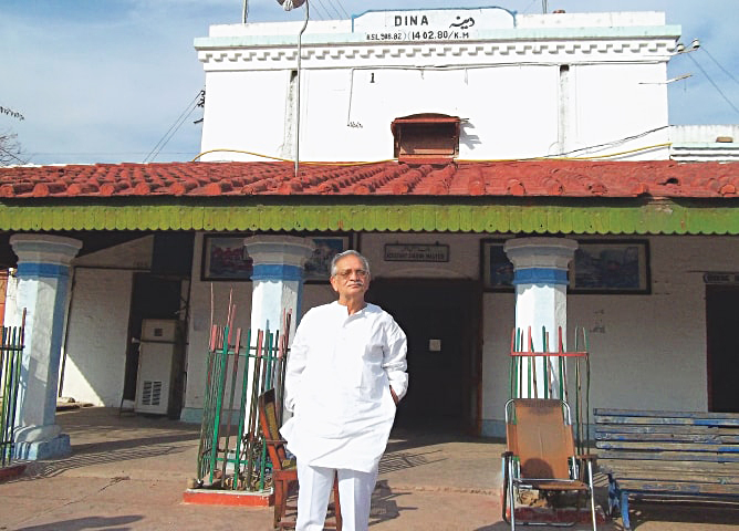 70 साल बाद अपने गांव लौटे Gulzar, बदली तस्वीर ने तोड़ दिया दिल