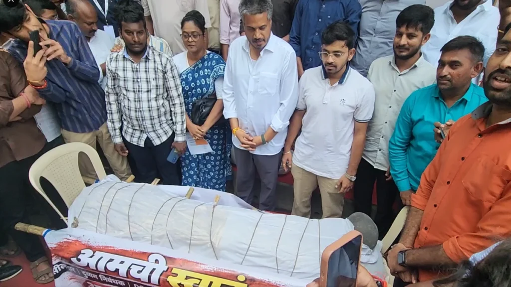 छात्रों ने जलाई अपने ही सपनों की चिता, सरकार तक पहुंचेगी ये आग?